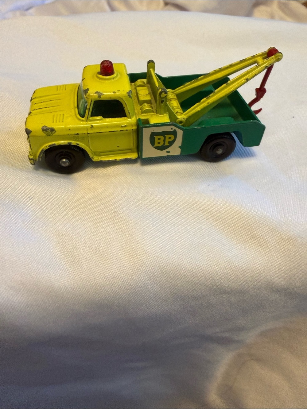 Matchbox wreck, truck Yellow and Green Vintage Tow Truck Toy with Red Hook